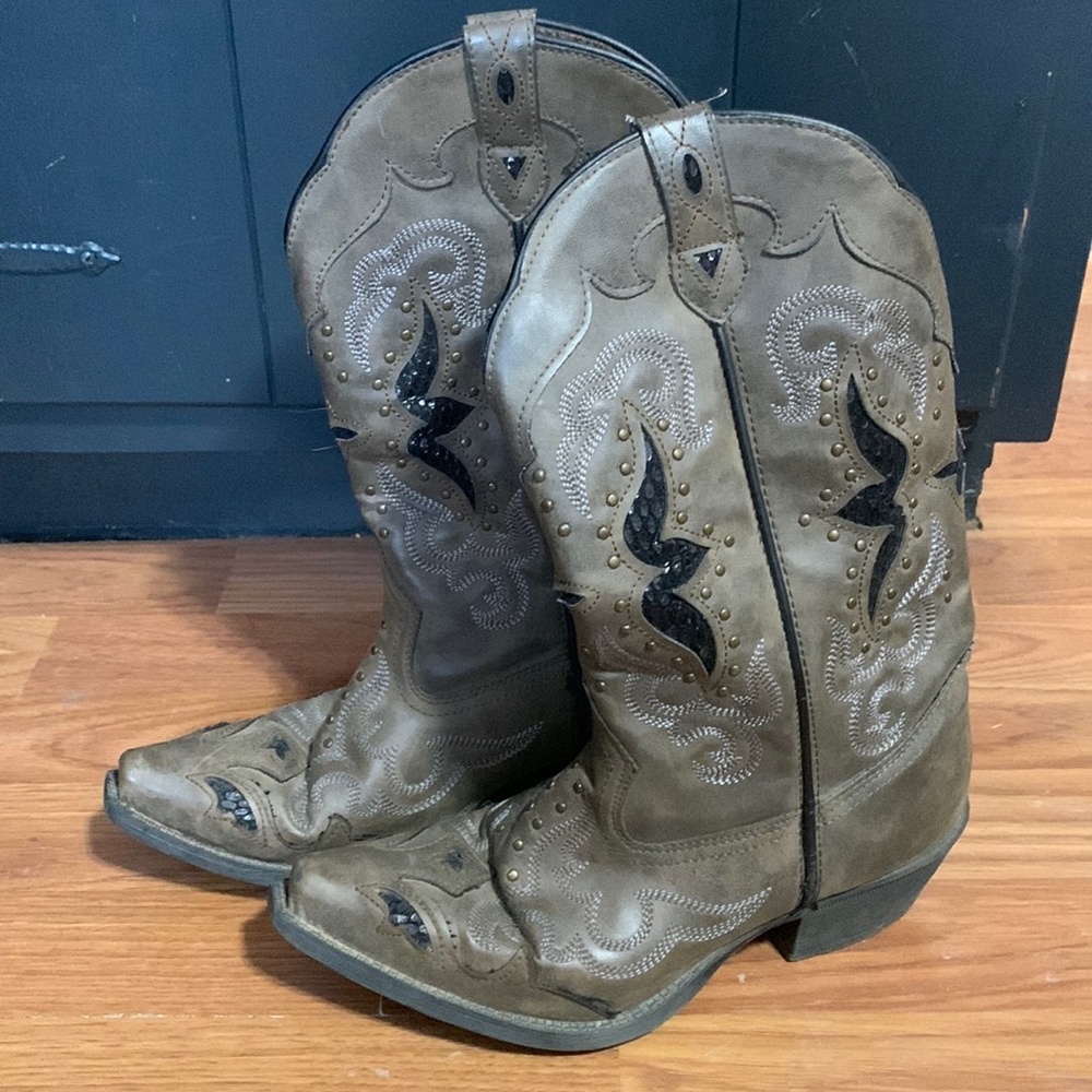 Women’s cowgirl boots